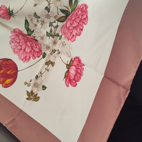 NIB Gucci flora print 100% silk floral scarf - with box and card - Picture 6 of 11